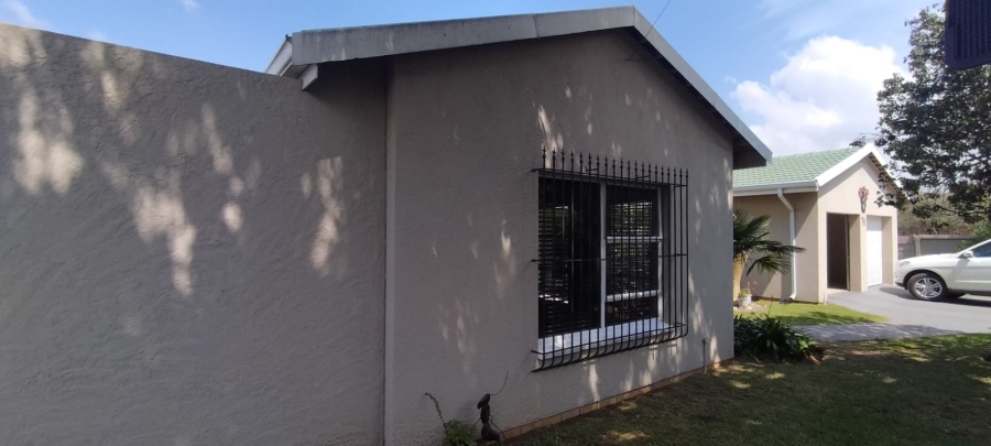 4 Bedroom Property for Sale in Helikonpark Gauteng