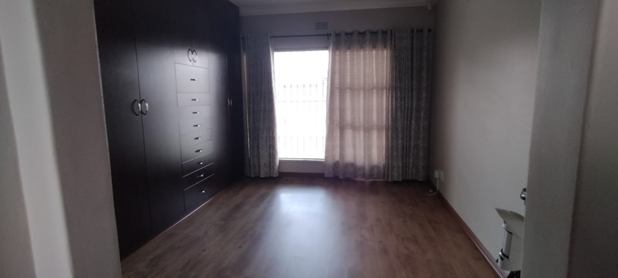 4 Bedroom Property for Sale in Helikonpark Gauteng