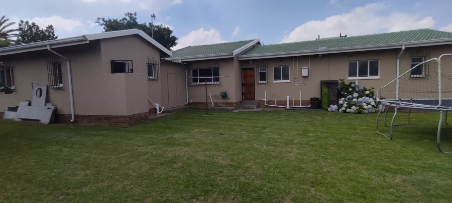 4 Bedroom Property for Sale in Helikonpark Gauteng