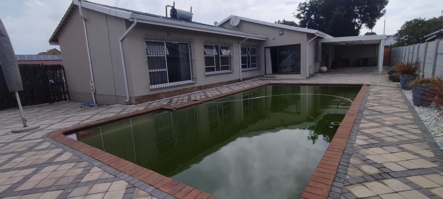 4 Bedroom Property for Sale in Helikonpark Gauteng