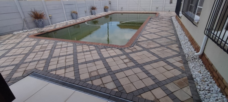 4 Bedroom Property for Sale in Helikonpark Gauteng