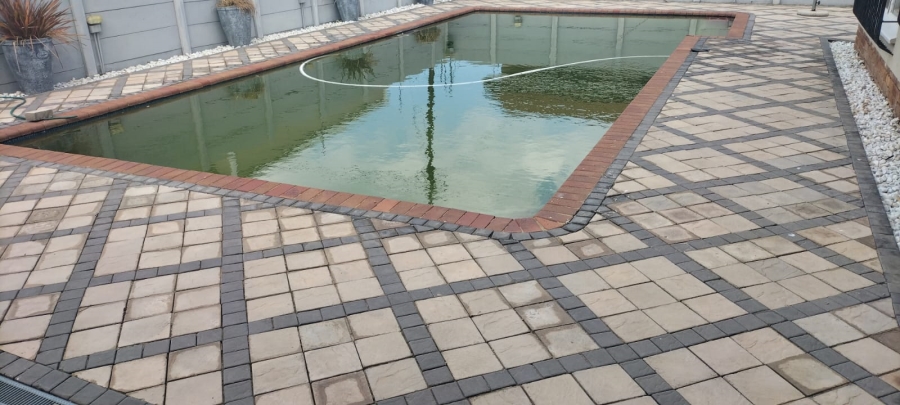 4 Bedroom Property for Sale in Helikonpark Gauteng