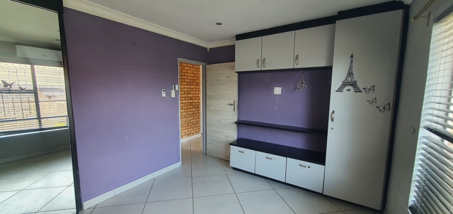 2 Bedroom Property for Sale in Noordheuwel Gauteng