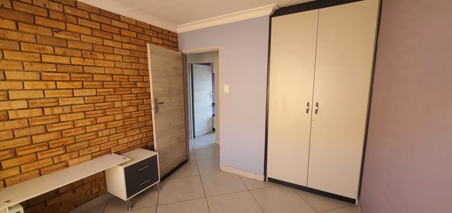 2 Bedroom Property for Sale in Noordheuwel Gauteng