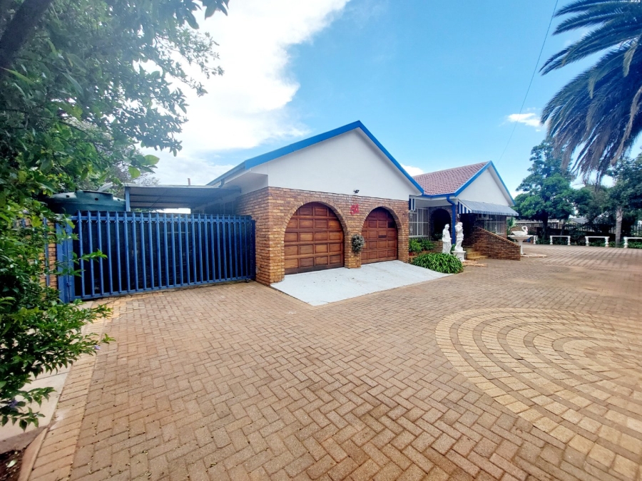 4 Bedroom Property for Sale in Helikonpark Gauteng