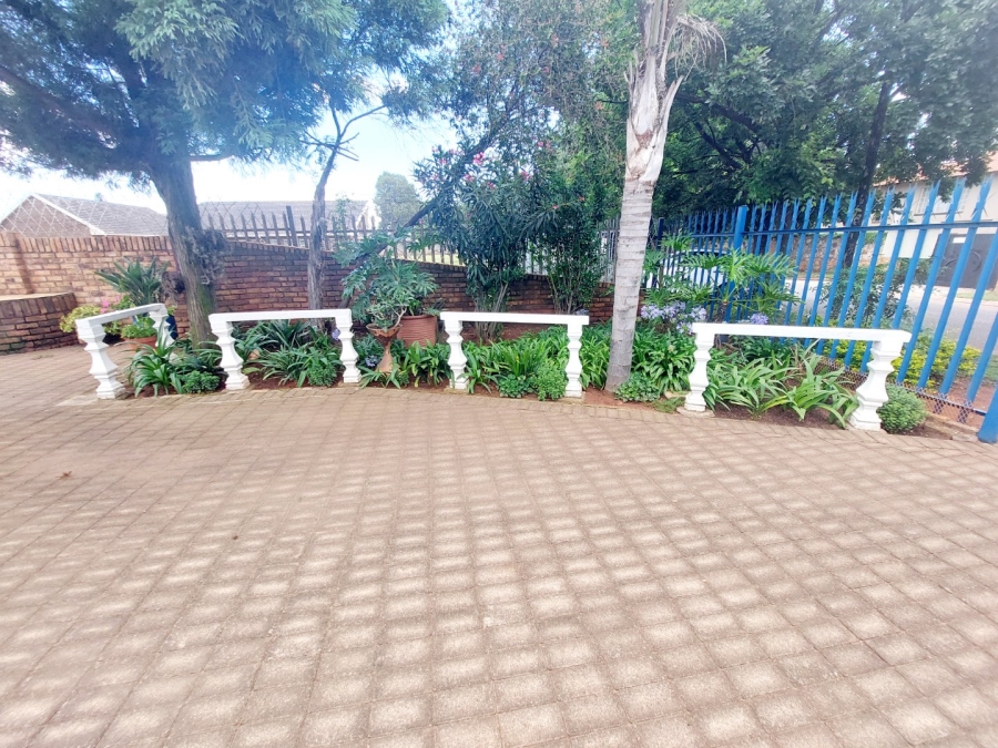 4 Bedroom Property for Sale in Helikonpark Gauteng