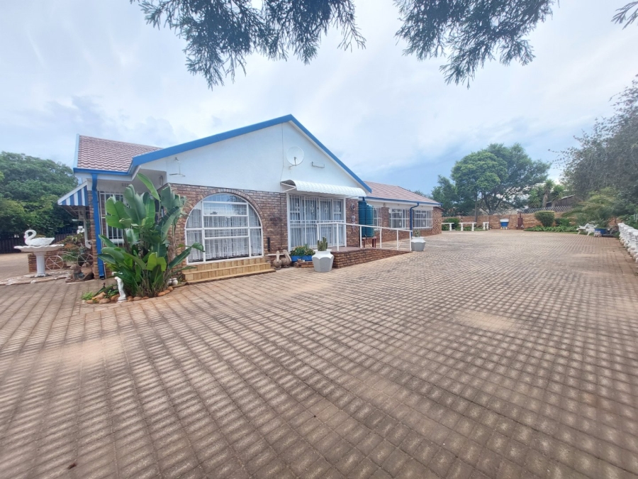 4 Bedroom Property for Sale in Helikonpark Gauteng