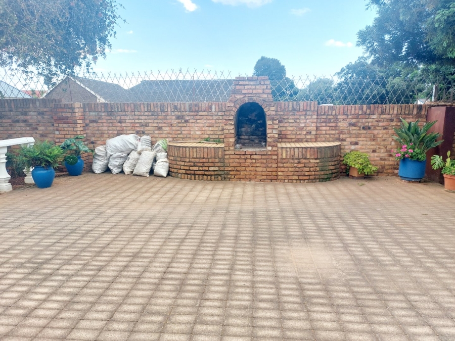 4 Bedroom Property for Sale in Helikonpark Gauteng