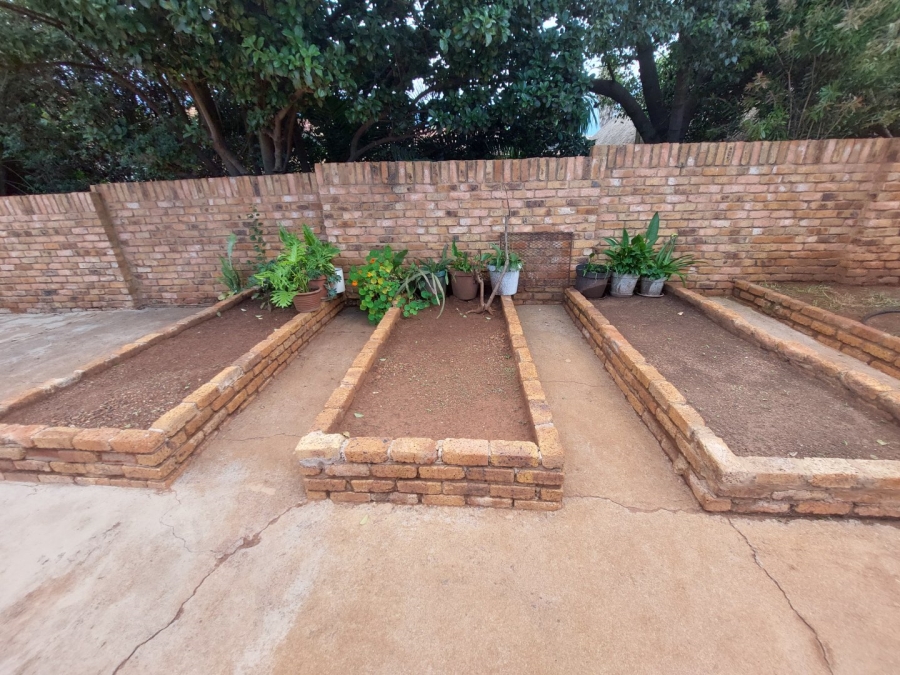 4 Bedroom Property for Sale in Helikonpark Gauteng