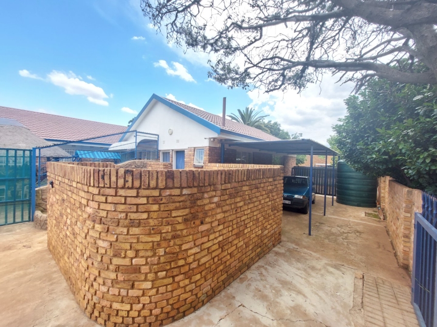 4 Bedroom Property for Sale in Helikonpark Gauteng