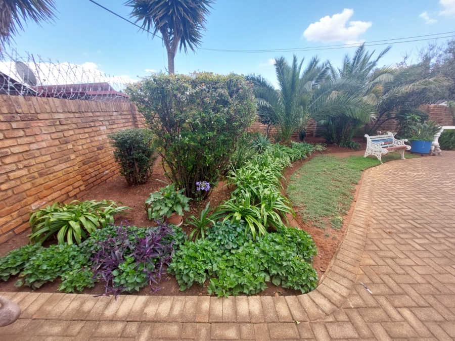 4 Bedroom Property for Sale in Helikonpark Gauteng