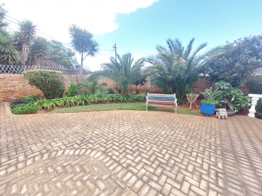 4 Bedroom Property for Sale in Helikonpark Gauteng
