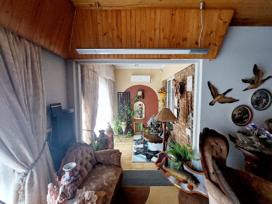 4 Bedroom Property for Sale in Helikonpark Gauteng