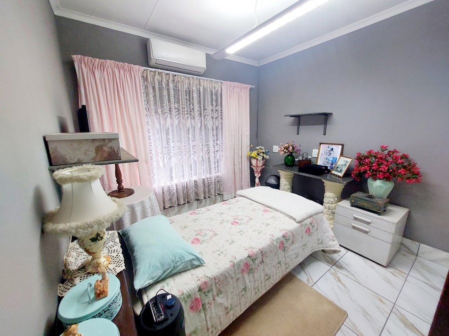 4 Bedroom Property for Sale in Helikonpark Gauteng