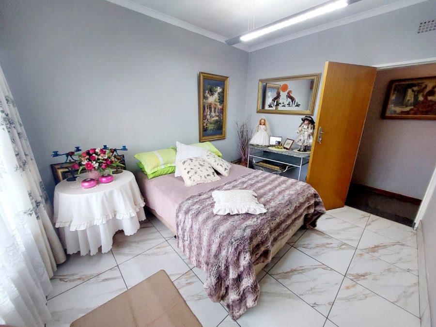 4 Bedroom Property for Sale in Helikonpark Gauteng