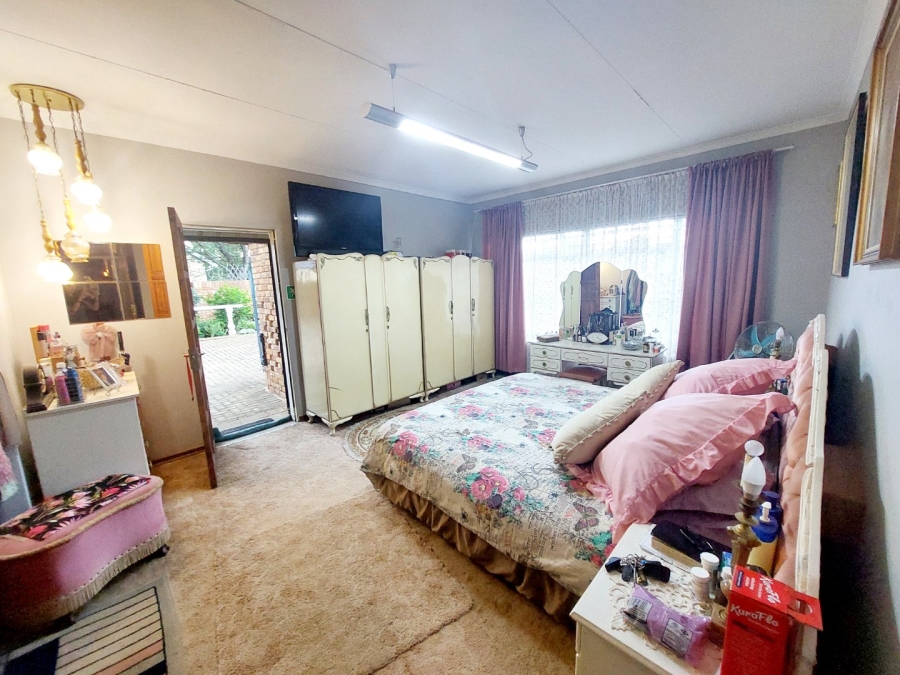 4 Bedroom Property for Sale in Helikonpark Gauteng