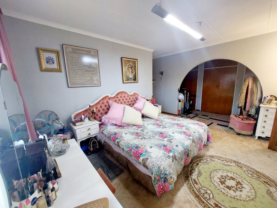 4 Bedroom Property for Sale in Helikonpark Gauteng