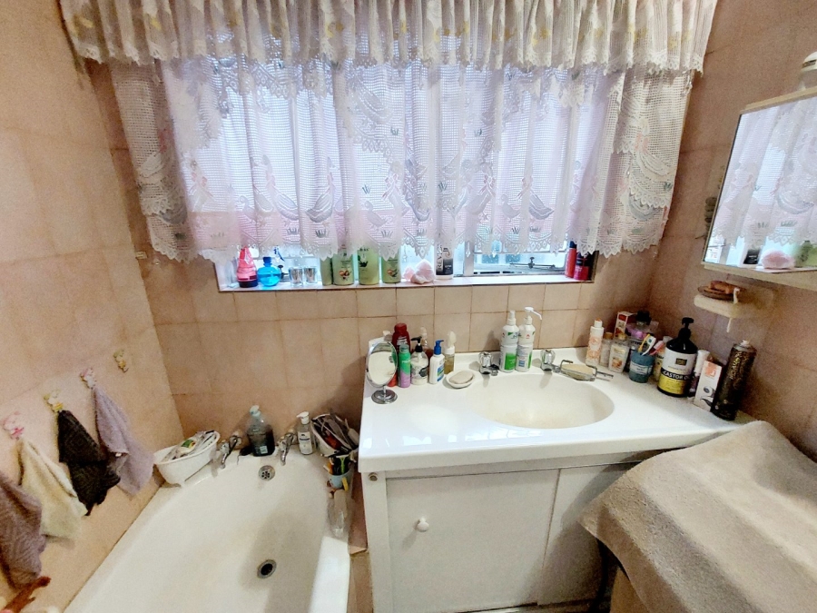 4 Bedroom Property for Sale in Helikonpark Gauteng