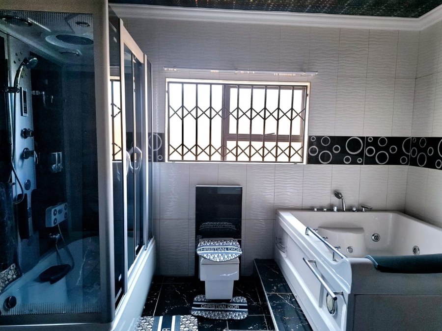 6 Bedroom Property for Sale in Hillshaven Gauteng