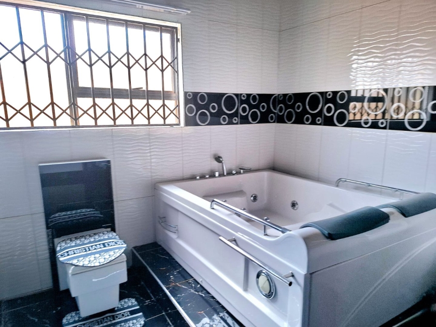 6 Bedroom Property for Sale in Hillshaven Gauteng