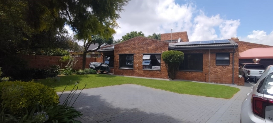 5 Bedroom Property for Sale in Greenhills Gauteng