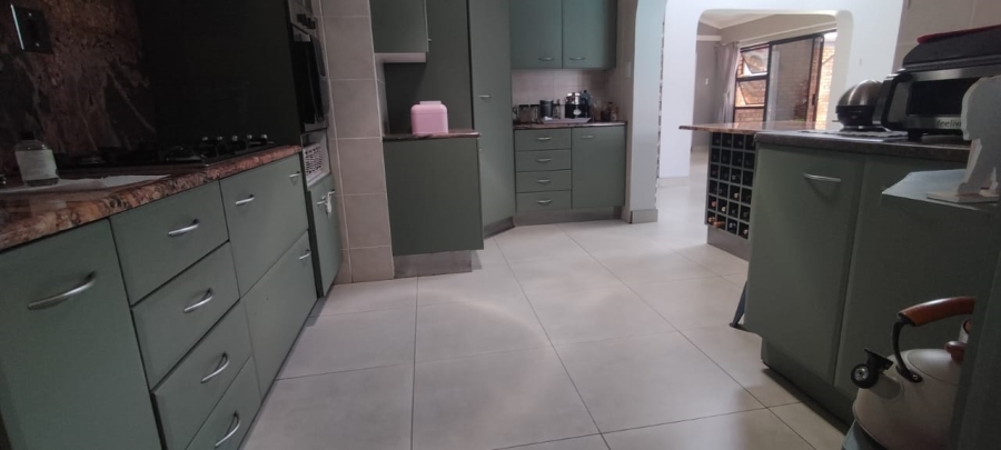 5 Bedroom Property for Sale in Greenhills Gauteng