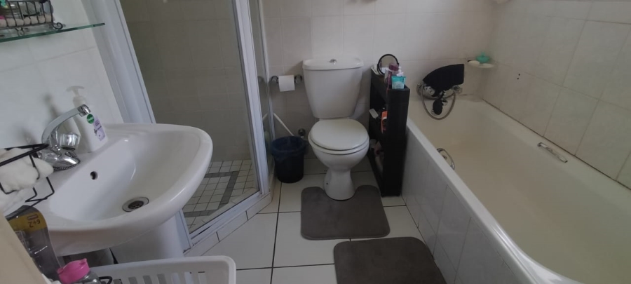 5 Bedroom Property for Sale in Greenhills Gauteng