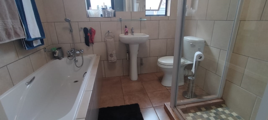 5 Bedroom Property for Sale in Greenhills Gauteng