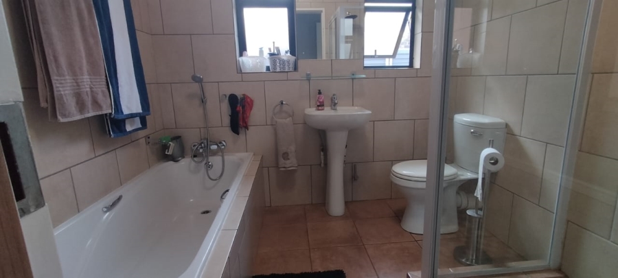 5 Bedroom Property for Sale in Greenhills Gauteng