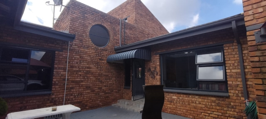 5 Bedroom Property for Sale in Greenhills Gauteng