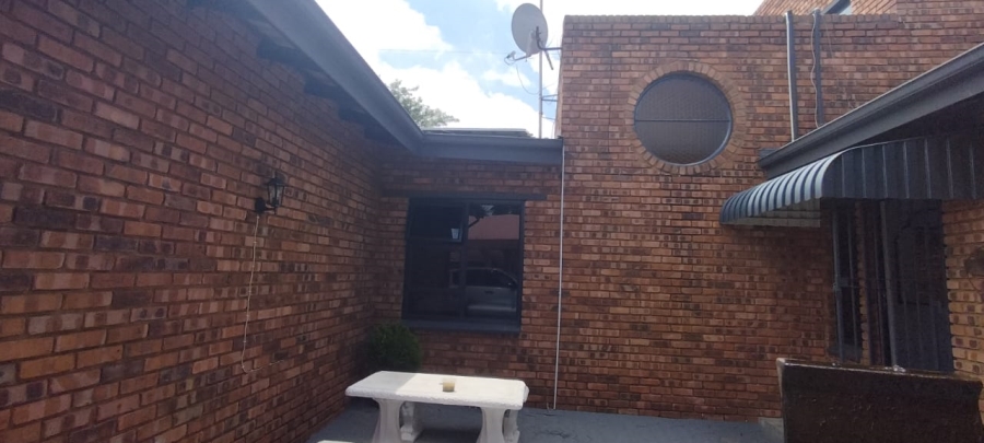 5 Bedroom Property for Sale in Greenhills Gauteng