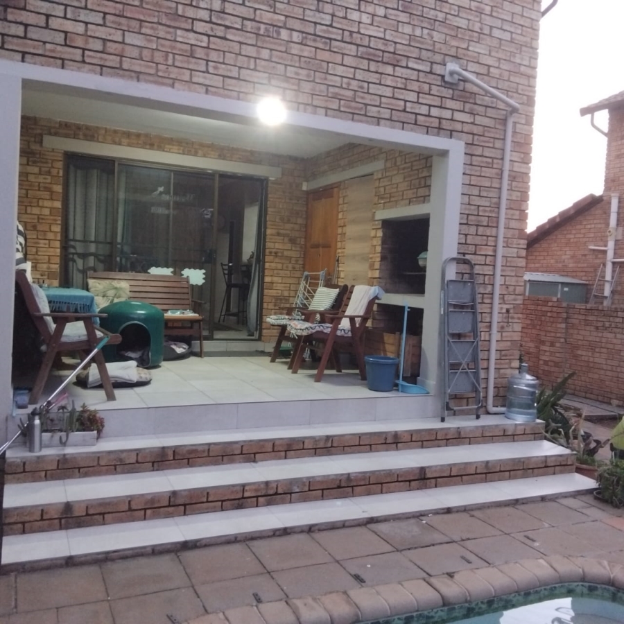 4 Bedroom Property for Sale in Ruimsig Gauteng