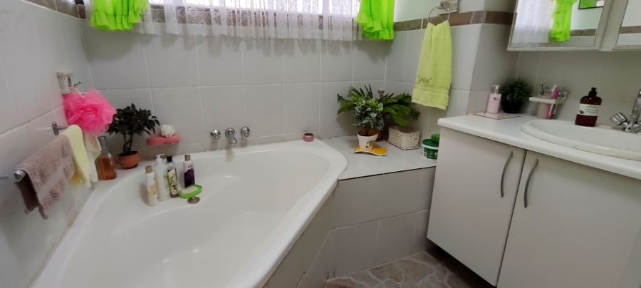 2 Bedroom Property for Sale in Greenhills Gauteng