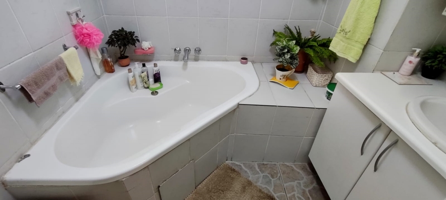 2 Bedroom Property for Sale in Greenhills Gauteng