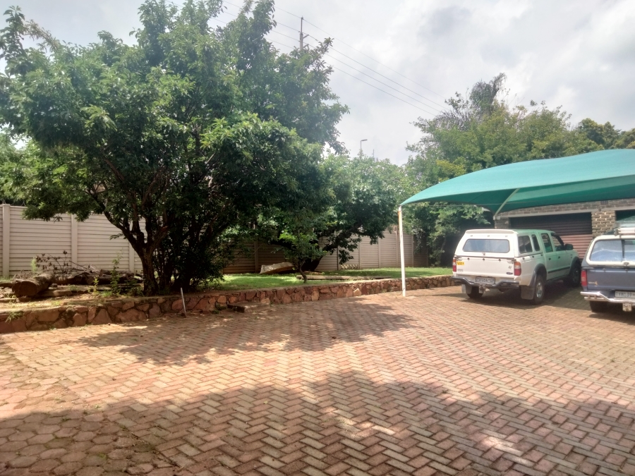 6 Bedroom Property for Sale in Rant En Dal Gauteng