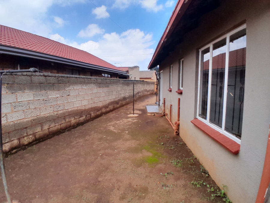 4 Bedroom Property for Sale in Protea Glen Gauteng