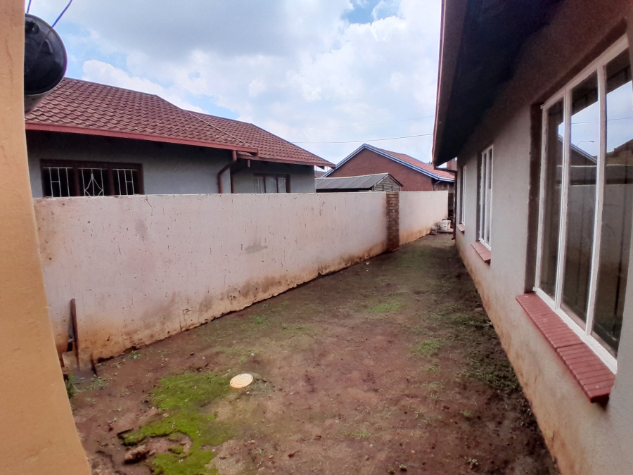 4 Bedroom Property for Sale in Protea Glen Gauteng