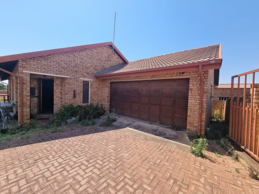To Let 3 Bedroom Property for Rent in Kenmare Gauteng