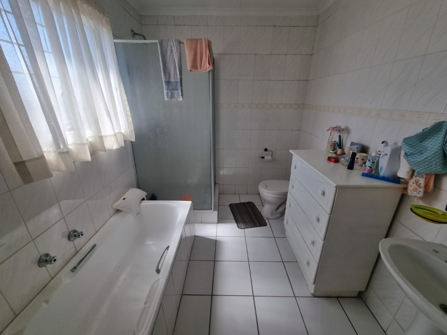 To Let 3 Bedroom Property for Rent in Kenmare Gauteng