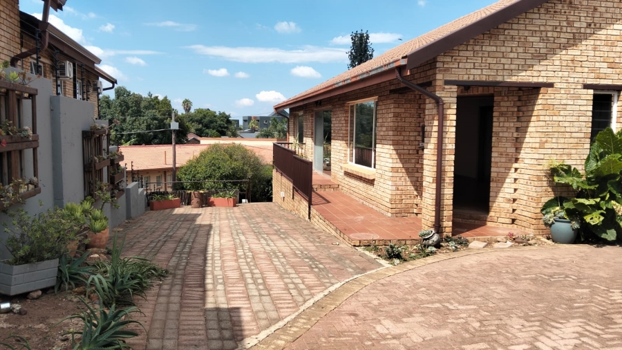 To Let 3 Bedroom Property for Rent in Kenmare Gauteng