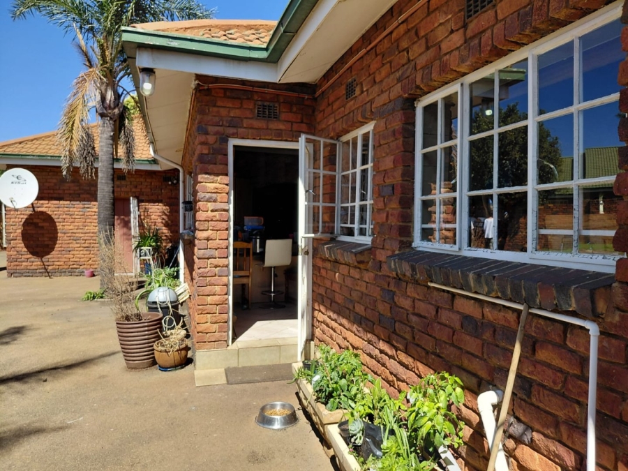 4 Bedroom Property for Sale in Helikonpark Gauteng