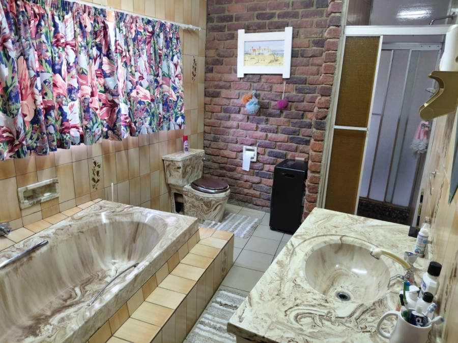 4 Bedroom Property for Sale in Helikonpark Gauteng