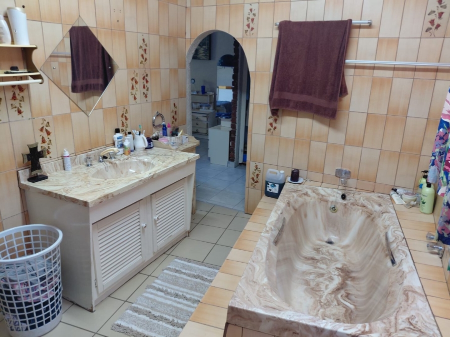 4 Bedroom Property for Sale in Helikonpark Gauteng