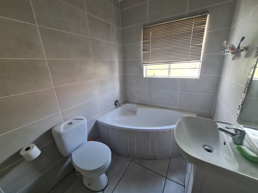 2 Bedroom Property for Sale in North Riding Gauteng