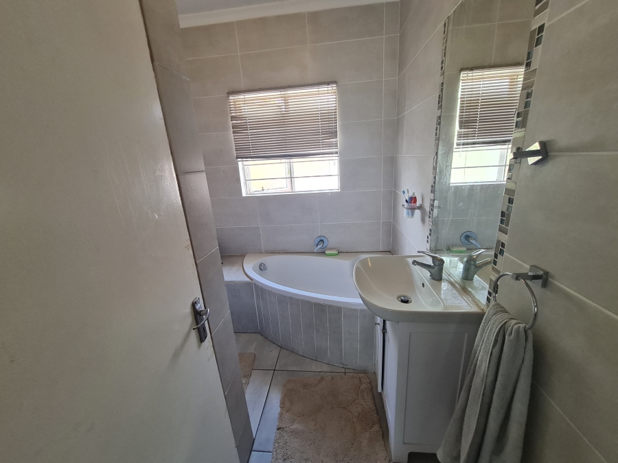 2 Bedroom Property for Sale in North Riding Gauteng