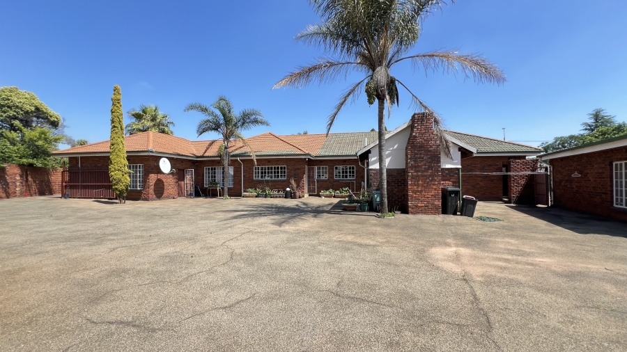 4 Bedroom Property for Sale in Helikonpark Gauteng