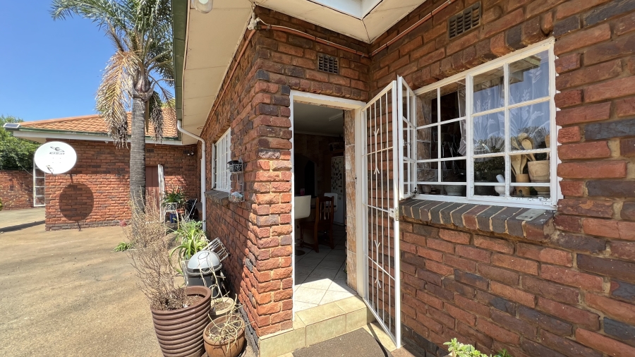 4 Bedroom Property for Sale in Helikonpark Gauteng