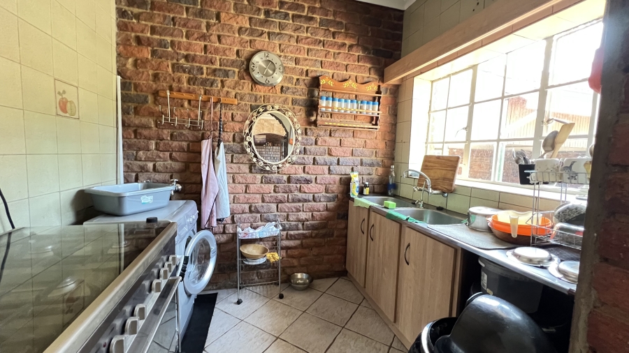 4 Bedroom Property for Sale in Helikonpark Gauteng