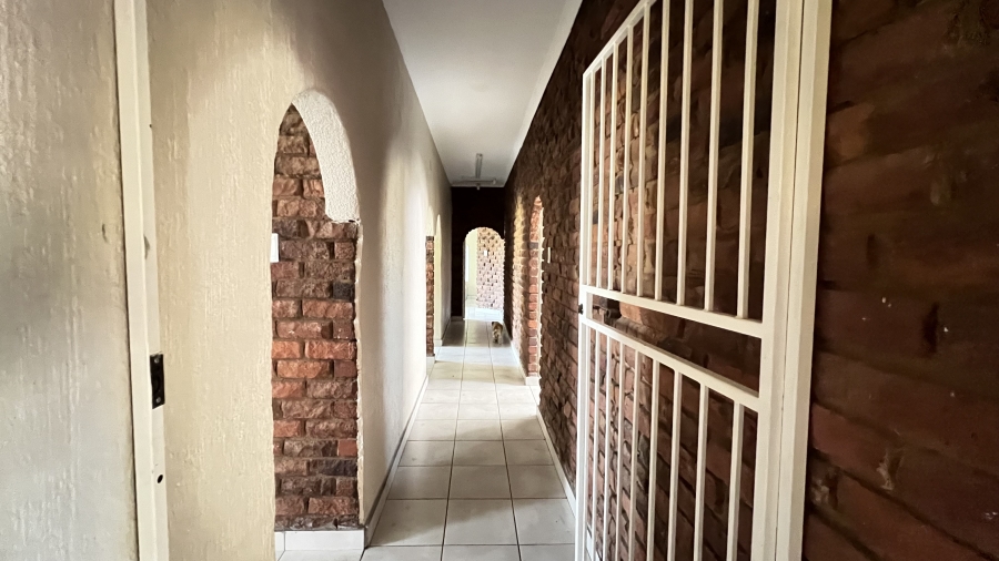 4 Bedroom Property for Sale in Helikonpark Gauteng