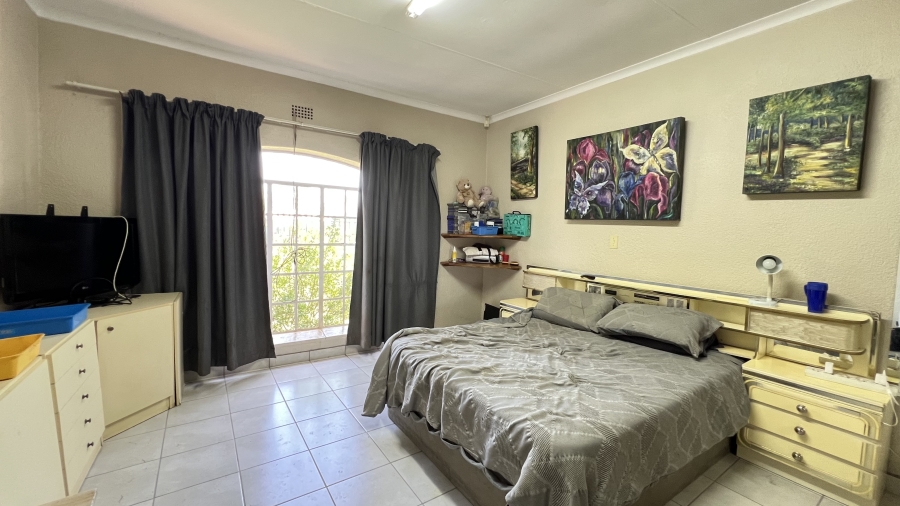 4 Bedroom Property for Sale in Helikonpark Gauteng